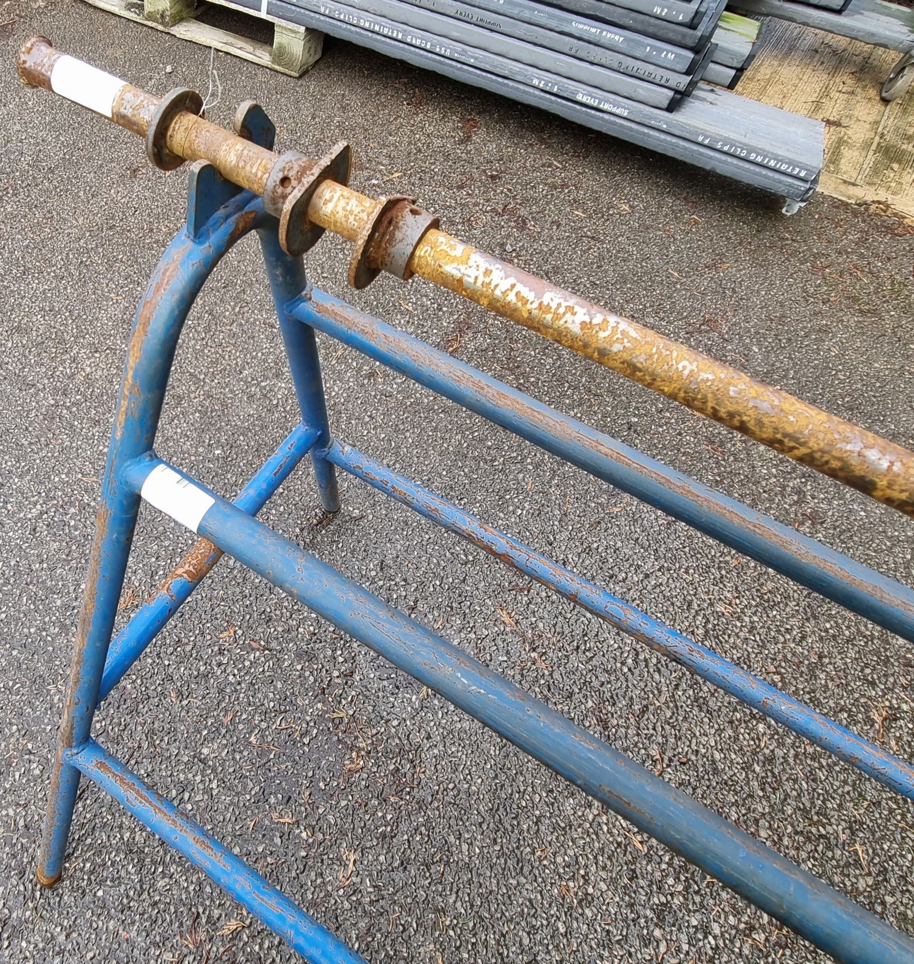 Workshop engineering blue steel trestle & rolling bar - L 185 x W 75 x H 96 cm - Image 2 of 3