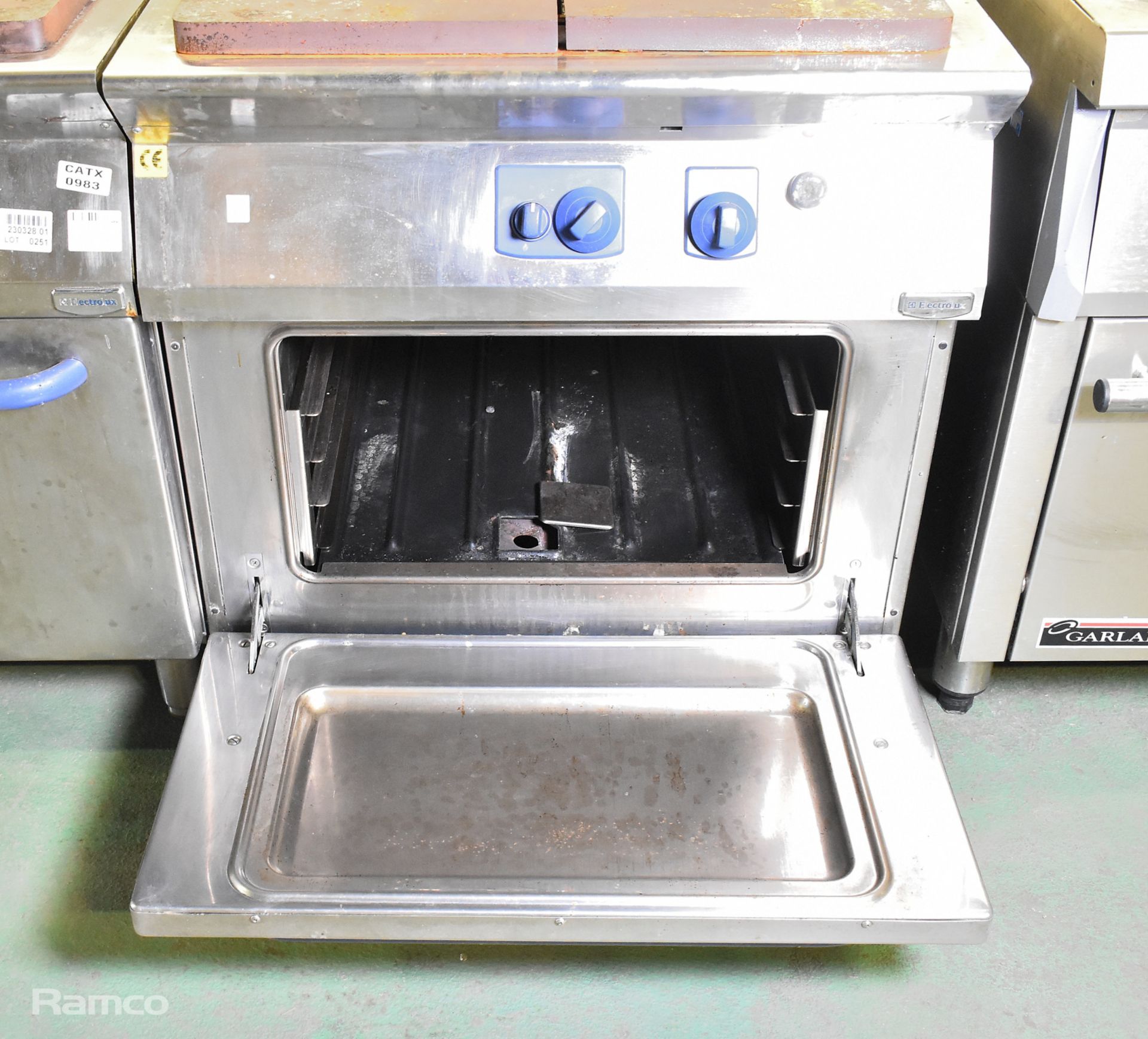 Electrolux solid top gas oven - 800mm W - Image 2 of 6