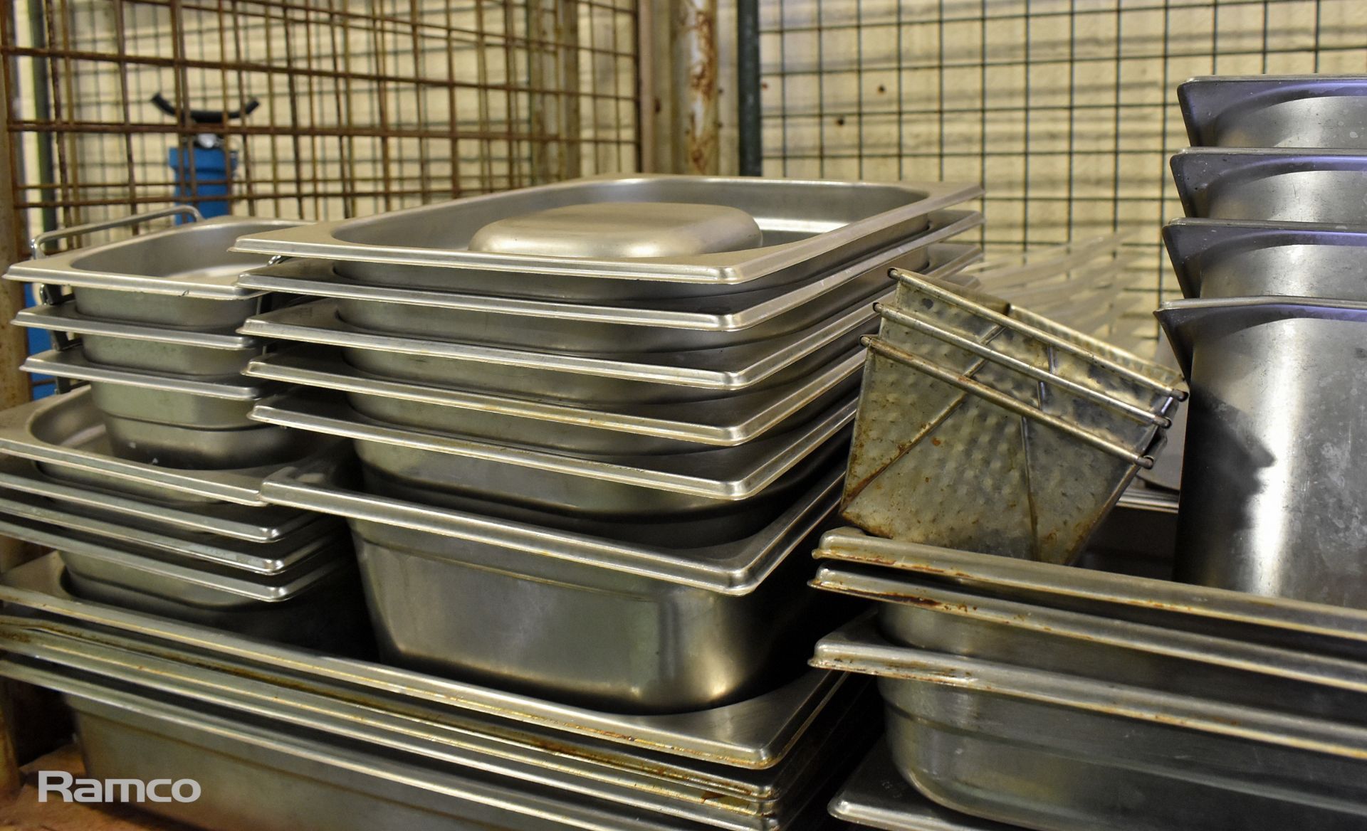 Catering equipment - bain marie trays (multiple sizes), serving trays, oven trays - Image 2 of 6