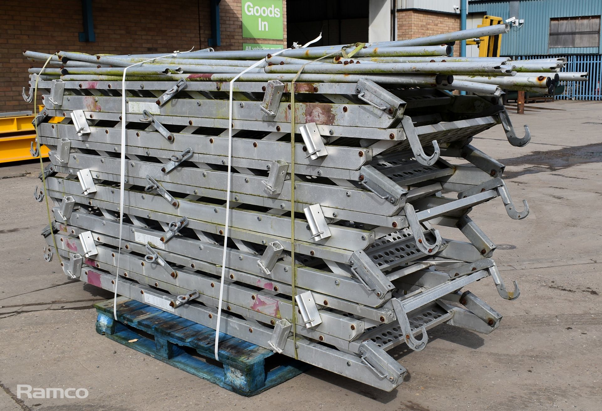 7x sets of Universal 9 tread aluminium scaffolding stairs with guard rails - Image 6 of 7