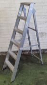 6 tread aluminium step ladder - open dimensions 100 x 45 x 145cm