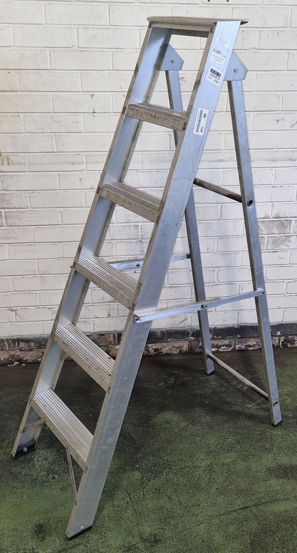 6 tread aluminium step ladder - open dimensions 100 x 45 x 145cm