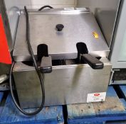 Lincat A001 SN 21604998 3000W single bay fryer with two baskets IP44 16A plug - 30D x 46W x 25H cm