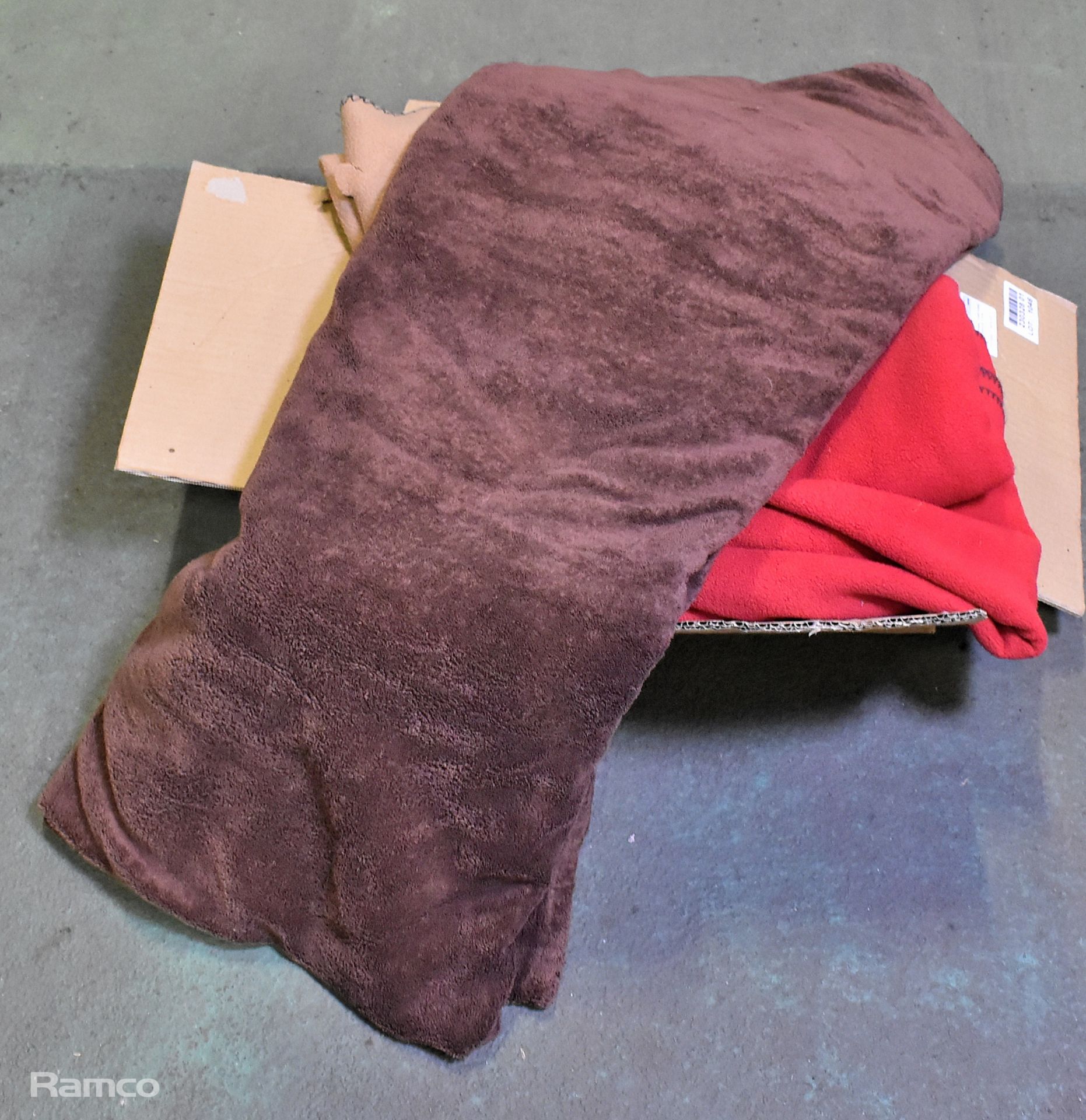 Box of blankets, mixed sizes and colours, 5 pieces - Image 2 of 3