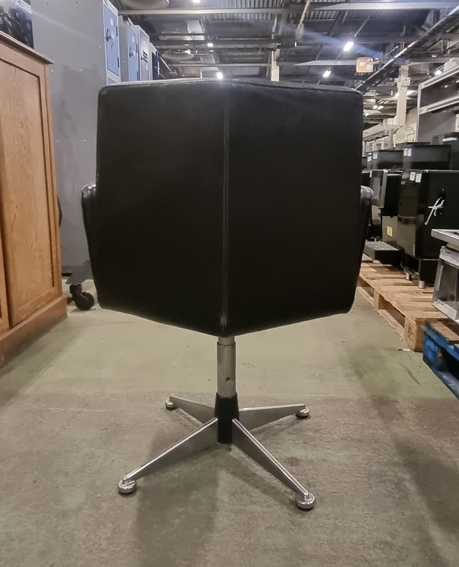 Black padded swivel chair - Image 3 of 3