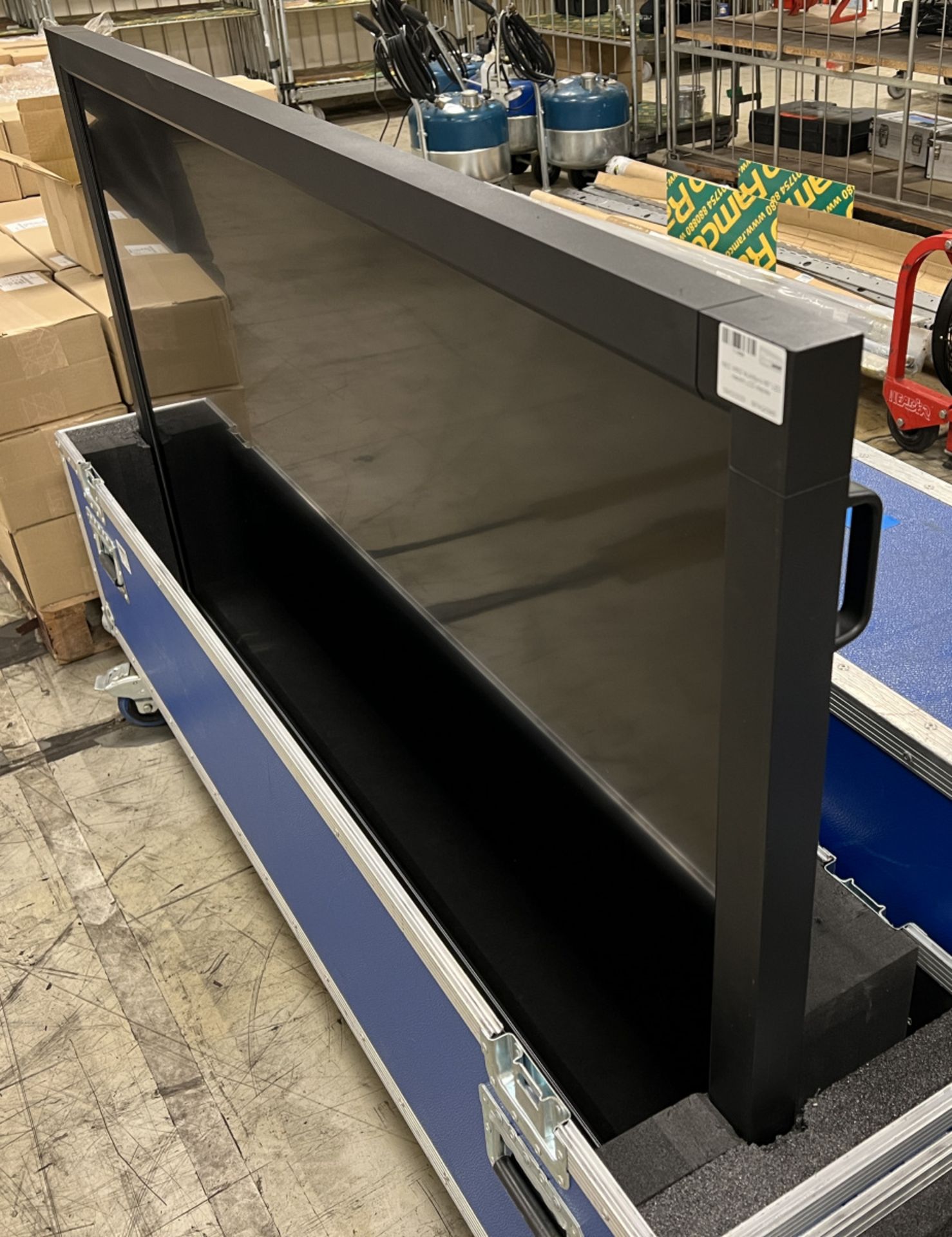 NEC V652 MultiSync 65 inch LED-backlit LCD display (160x10x90cm) in flight case - 170 x 40 x 120cm - Image 2 of 5