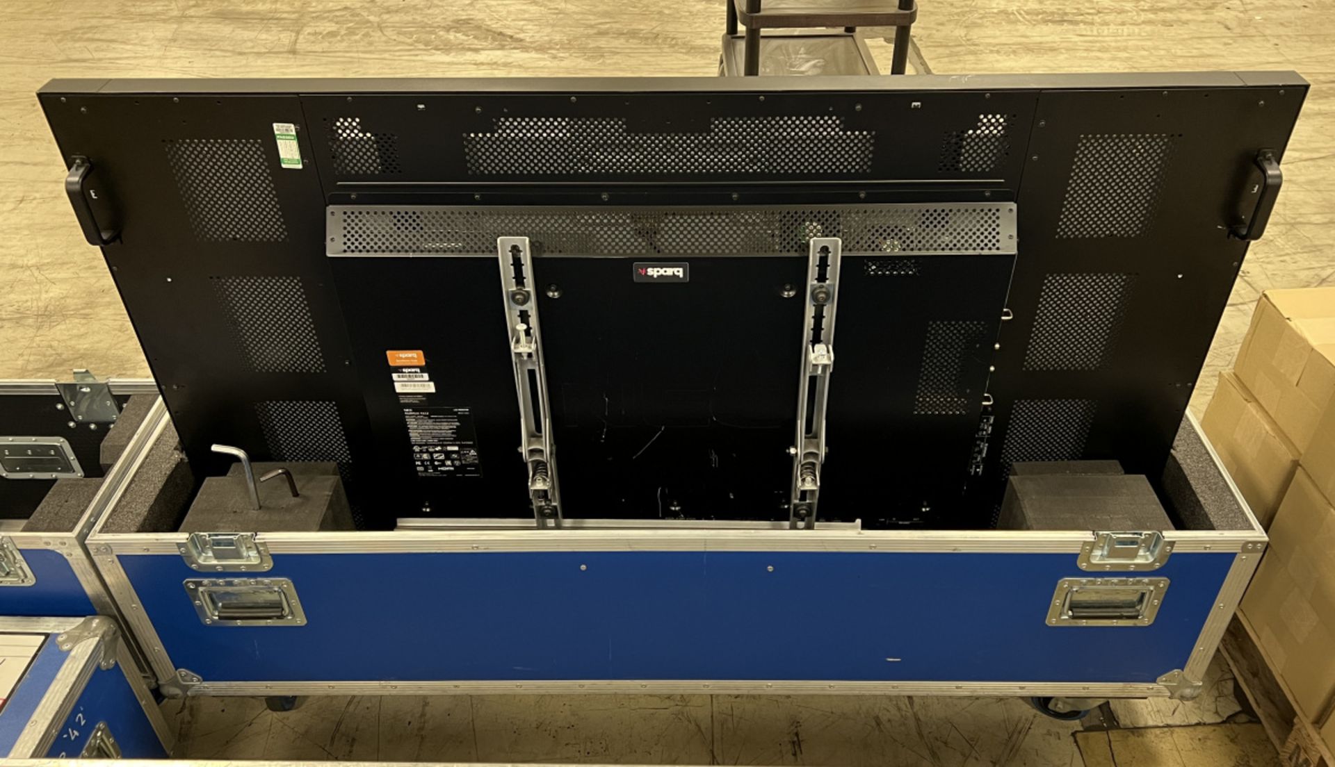 NEC V652 MultiSync 65 inch LED-backlit LCD display (160x10x90cm) in flight case - 170 x 40 x 120cm - Image 3 of 5