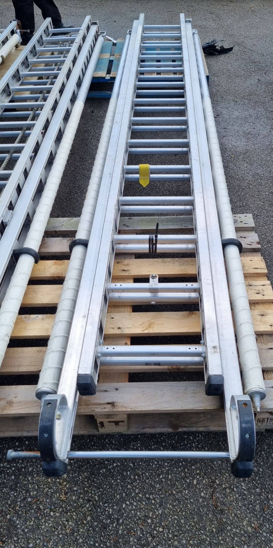 AS Fire & Rescue equipment ladder - 2 section - 14 rungs per section with side supports - approx 4M - Image 3 of 3