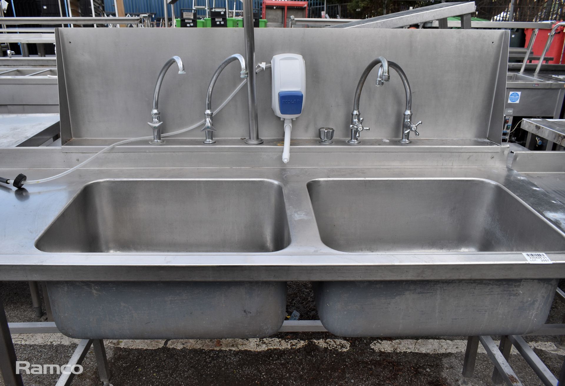 Stainless steel double bowl sink unit with pre rinse tap- L 300 x W 75 x H 180cm - Bild 2 aus 6