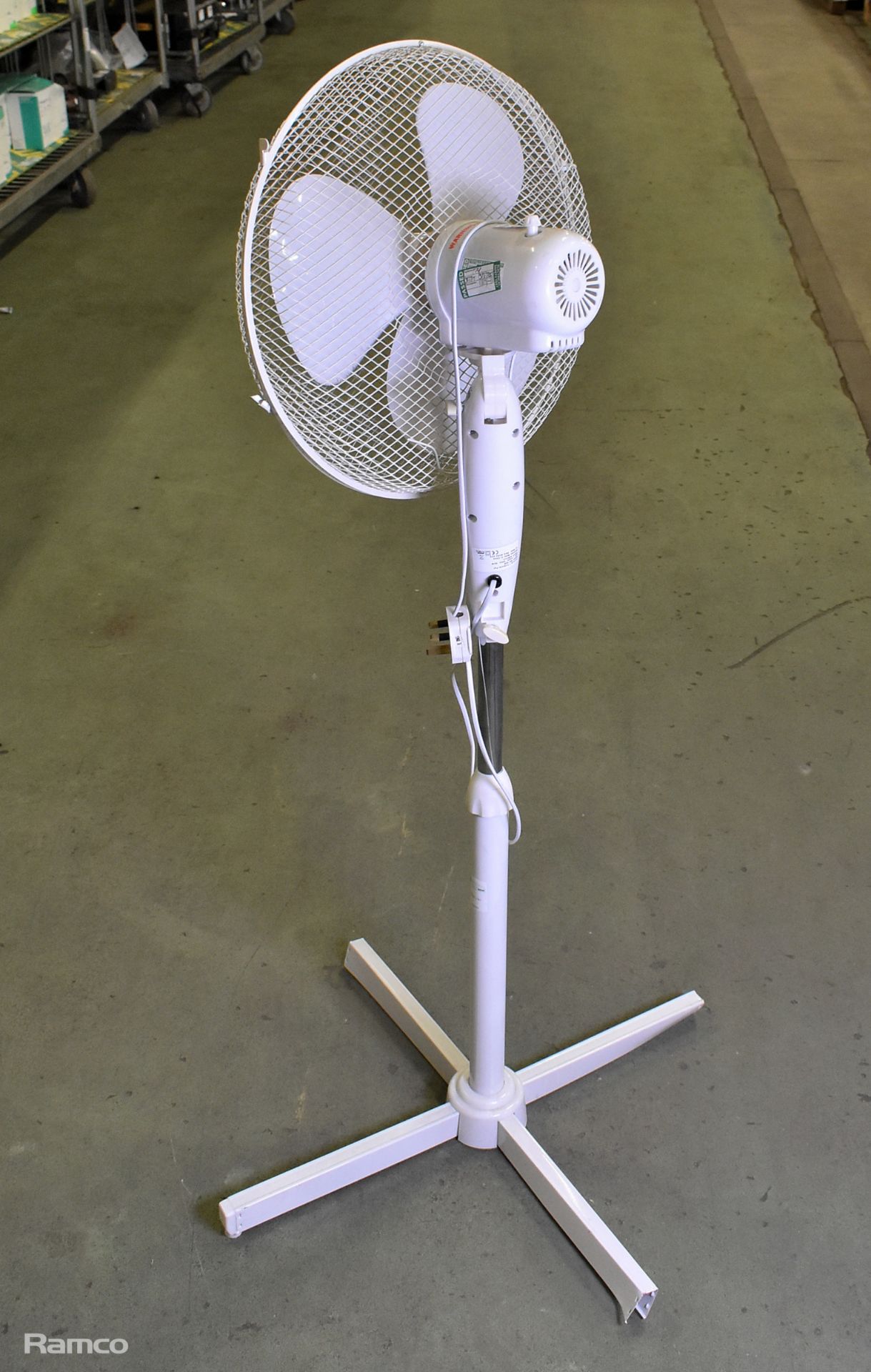 Freestanding electric fan - 240V - Image 2 of 3