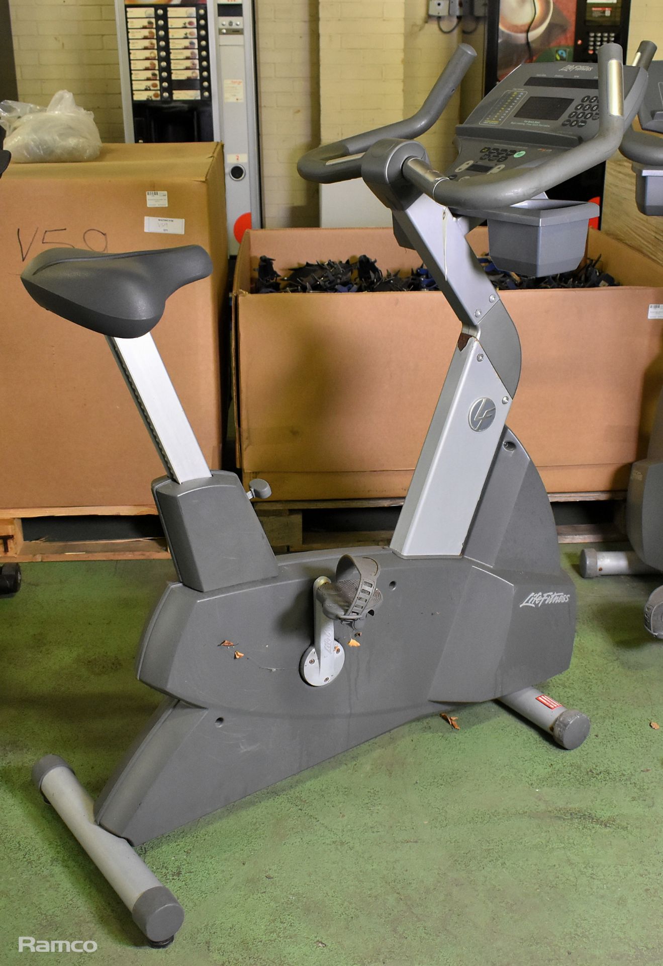 Life Fitness exercise bike - L 115 x W 62 x H 133cm