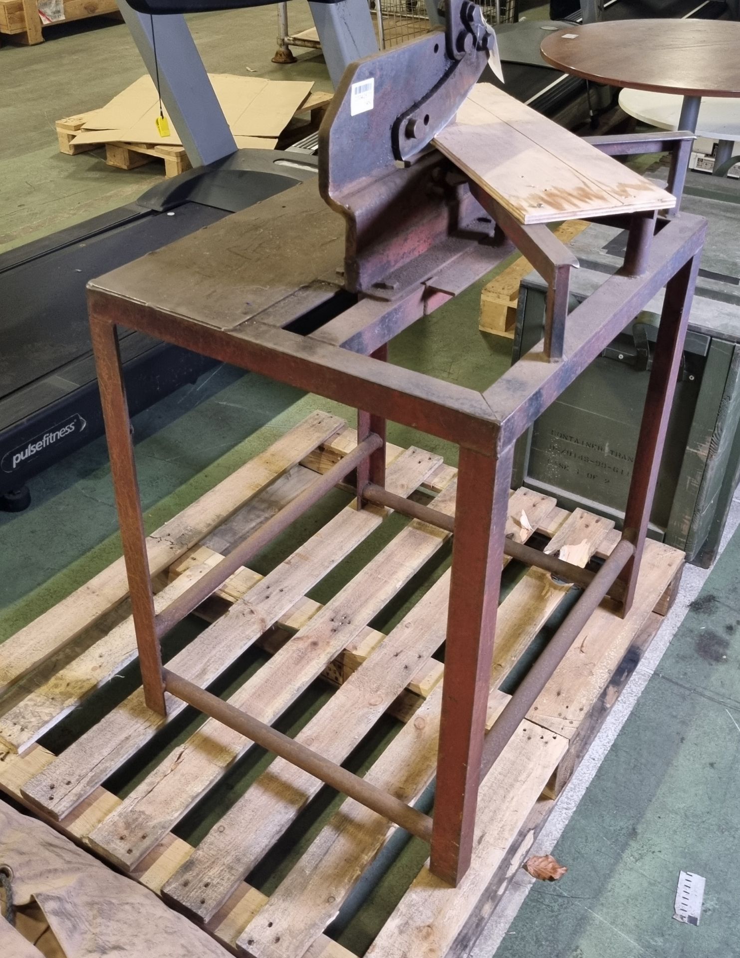 Manual metal cutter on steel work frame - Bild 3 aus 4