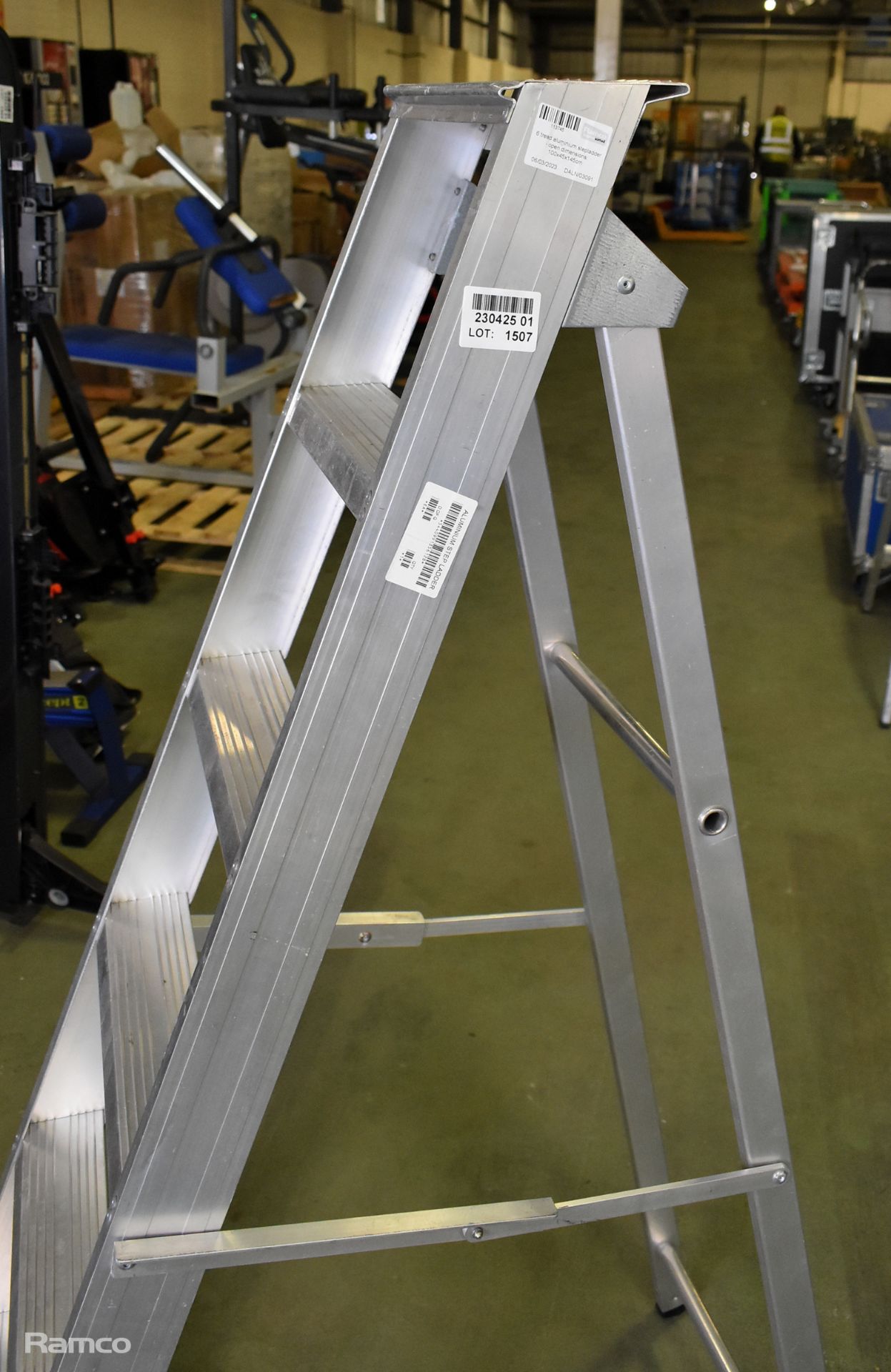 6 tread aluminium step ladder - open dimensions: 100 x 45 x 145cm