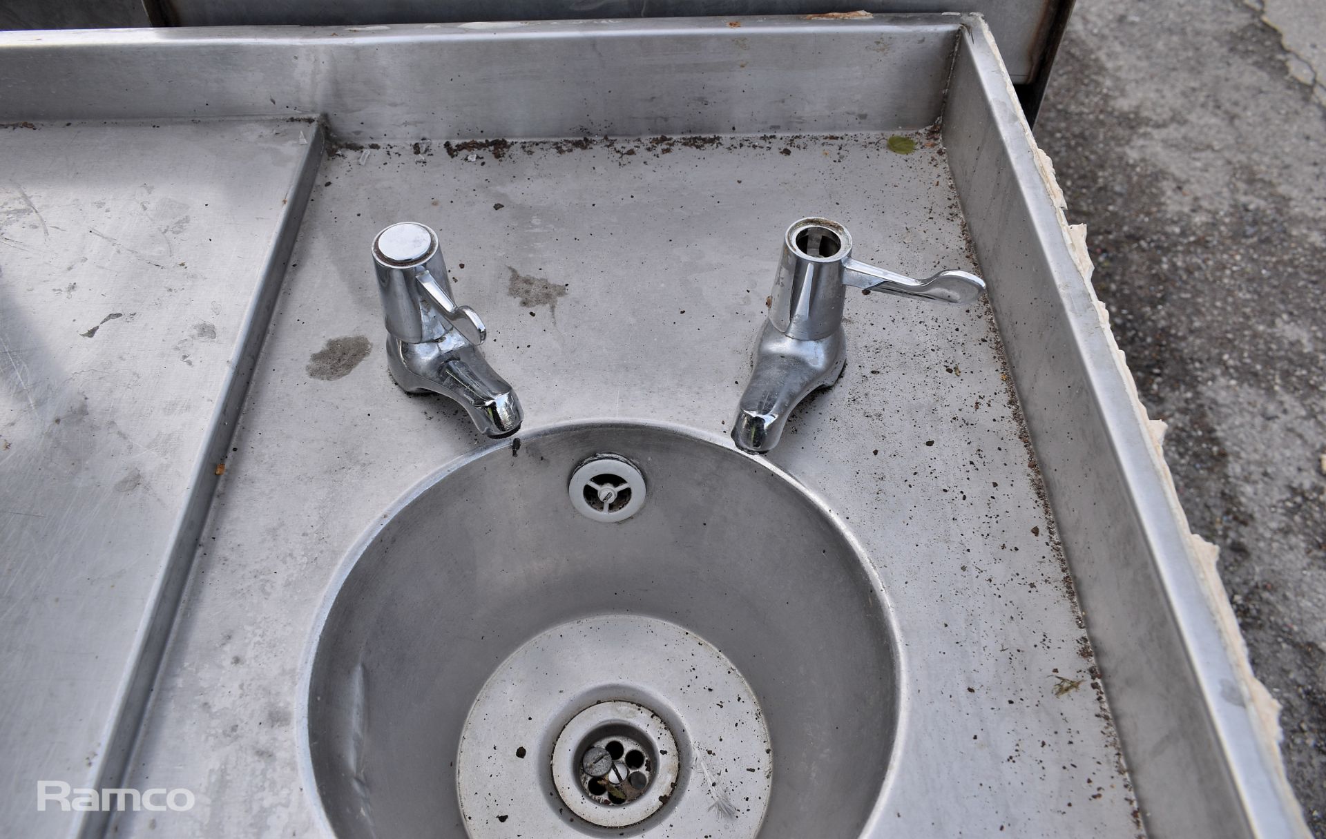 Stainless steel table with small sink bowl and upstand - dimensions: 225 x 70 x 95cm - Image 3 of 6