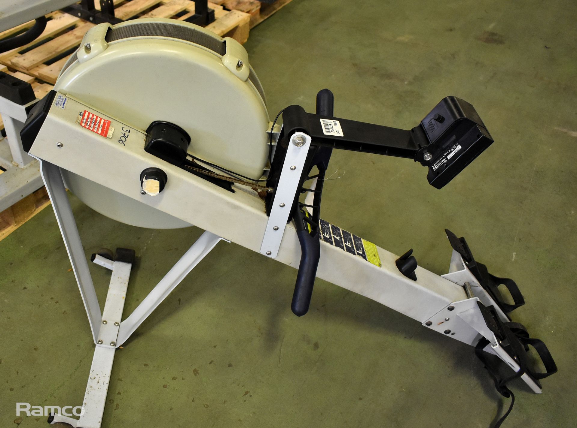 Concept 2 rowing exercise machine - L 240 x W 44 x H 85cm - Image 2 of 10