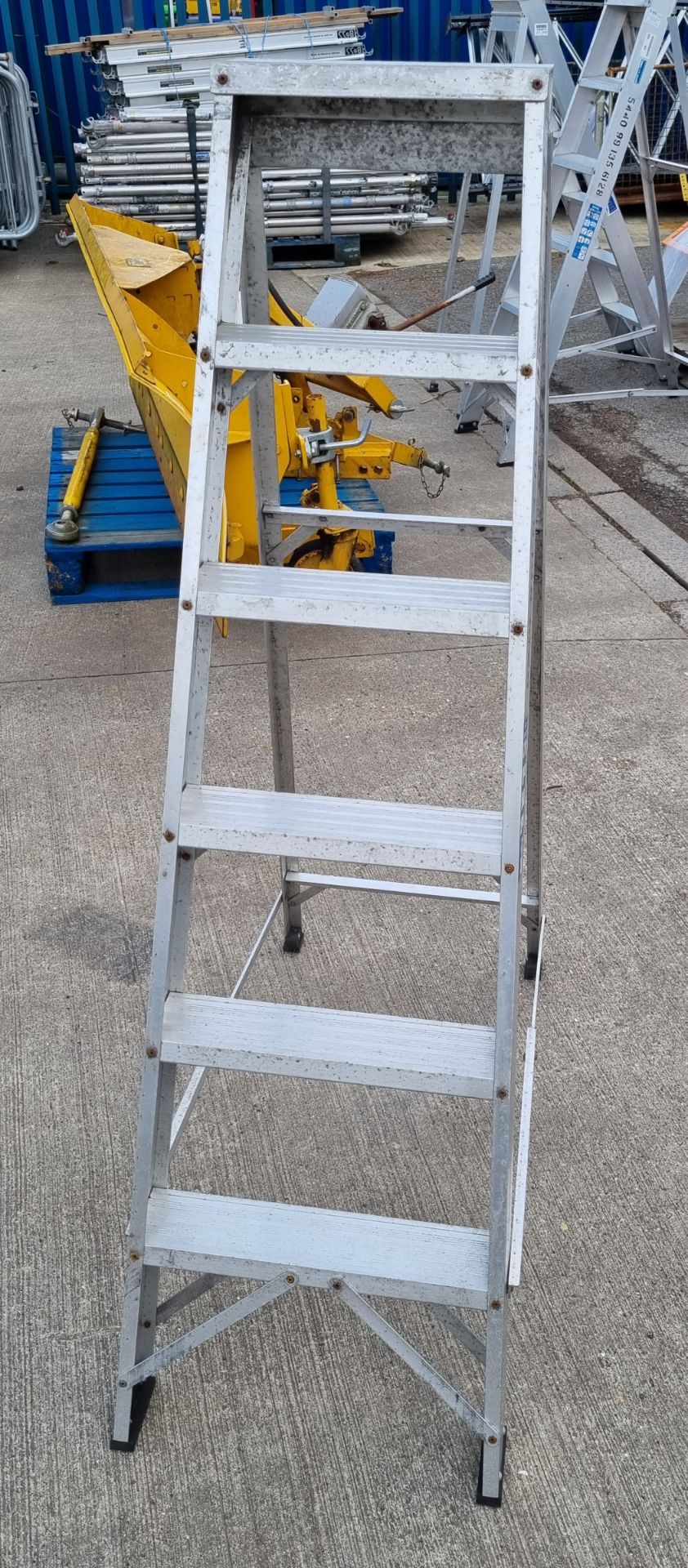 6 tread aluminium step ladder - open dimensions: 100 x 45 x 145cm - Image 2 of 3