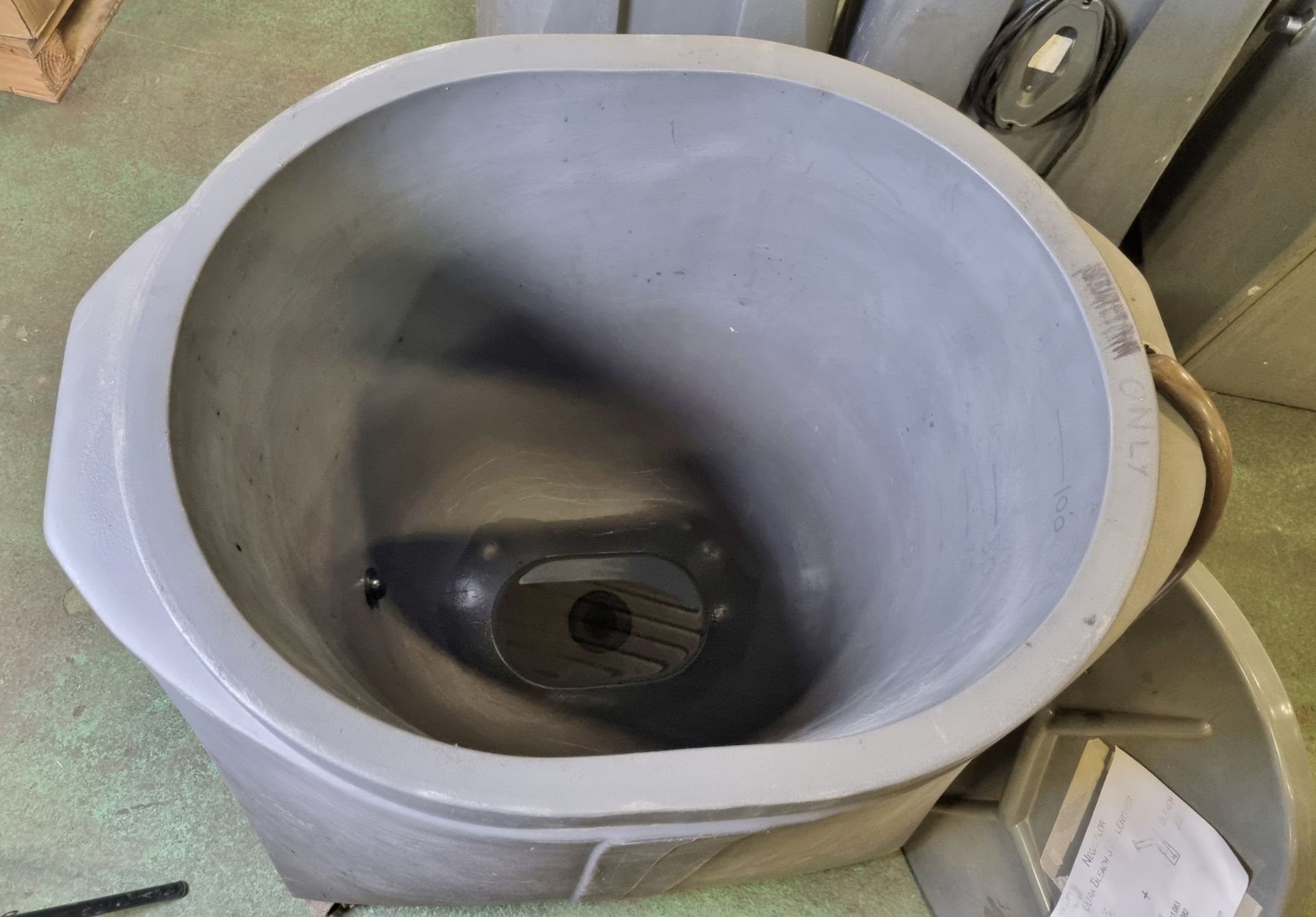 Kreonite Porta-Mix PM25 photographic chemical mixing tank (missing wheel) - 100L capacity - Image 3 of 5