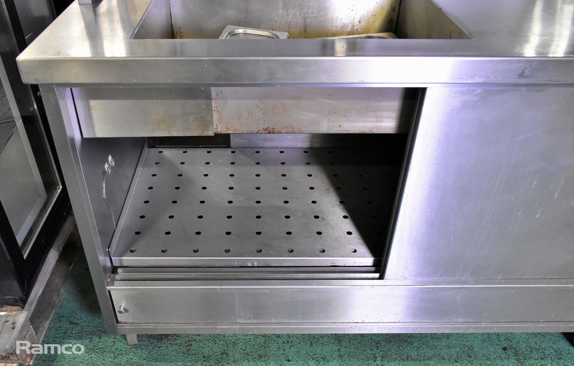 Stainless steel hot cupboard with bain marie and 3 tier heated gantry - Image 3 of 9
