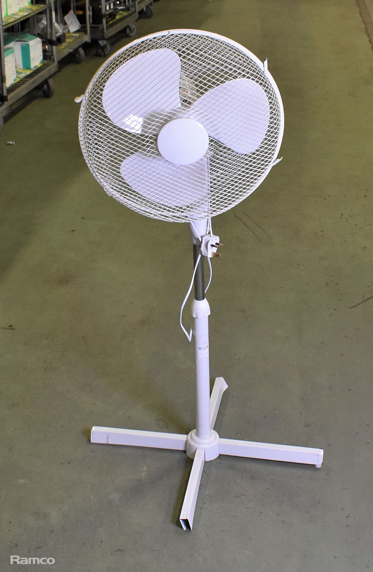Freestanding electric fan - 240V