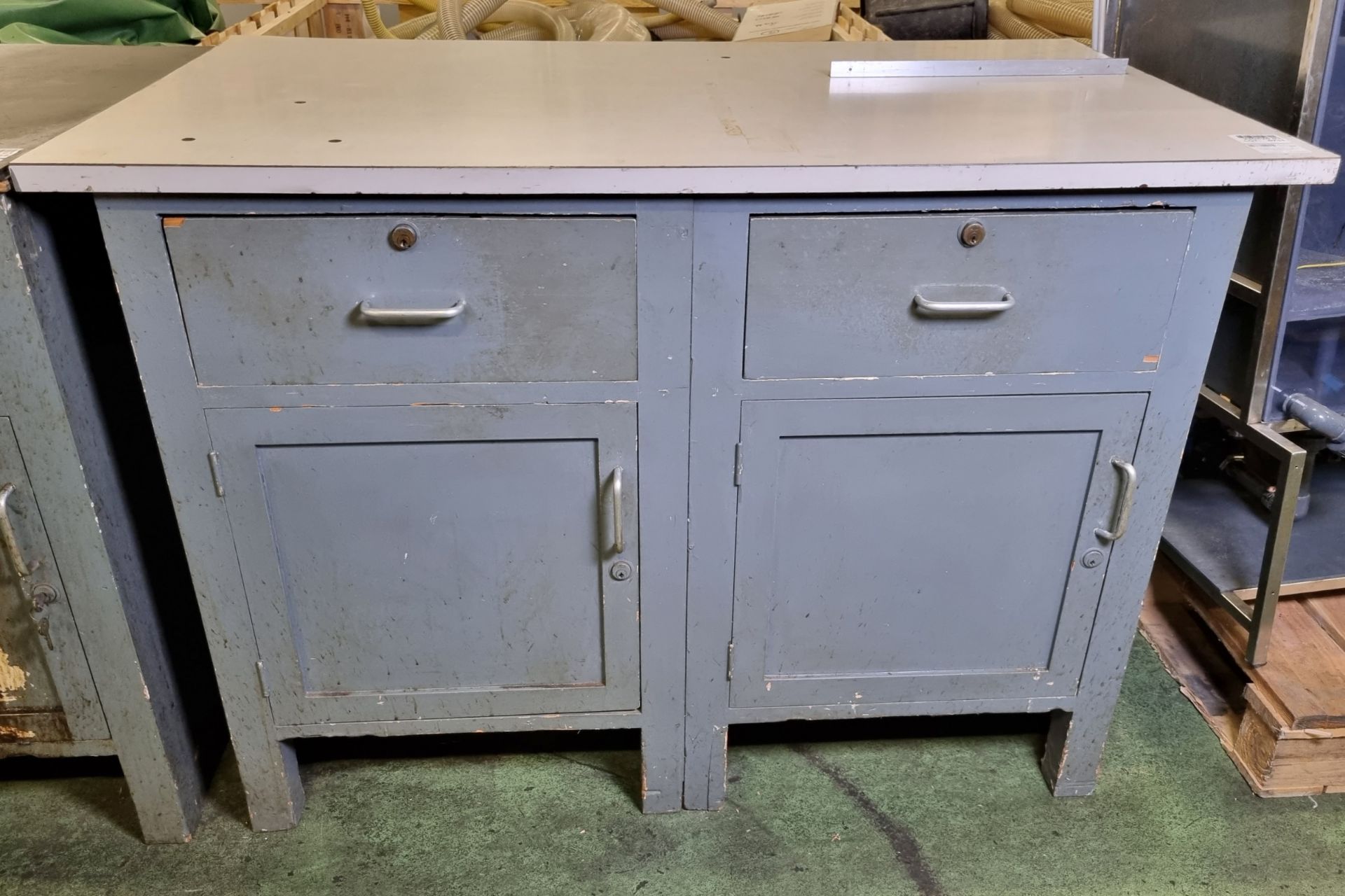 Wooden workbench with 2 drawers and 2 lockable cabinet doors