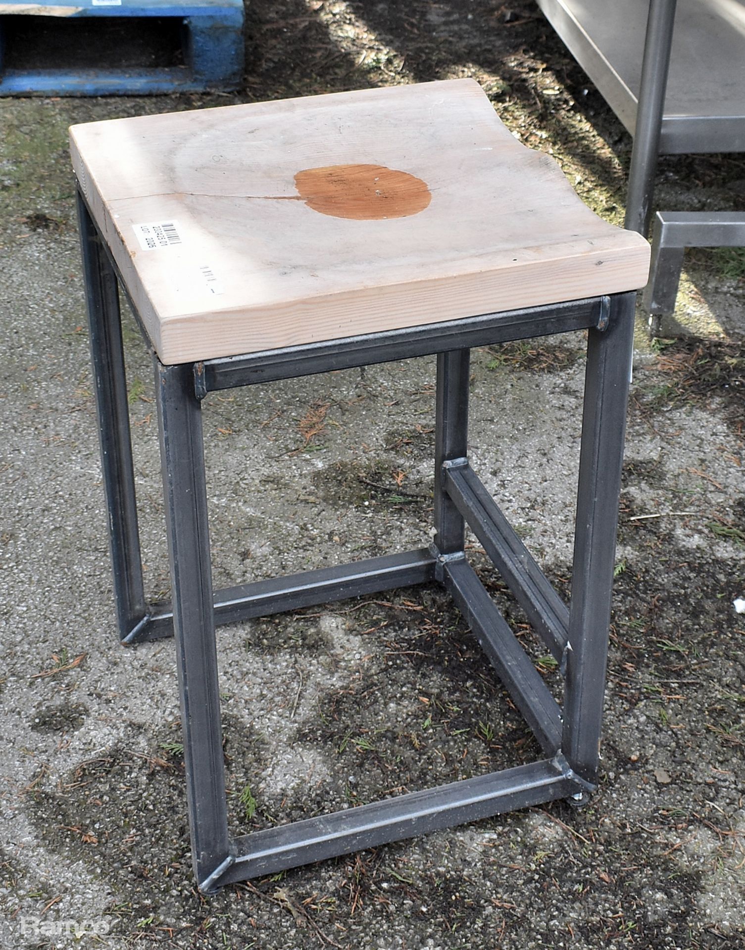 Metal frame stool with wooden seat base - 40 x 40 x 62cm - Image 2 of 3