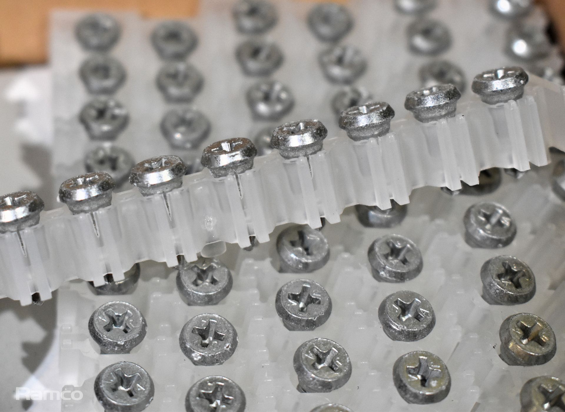 Jansen cross head bead screws - 4x full box - 1x half box - approx 500 screws per full box - Image 4 of 6