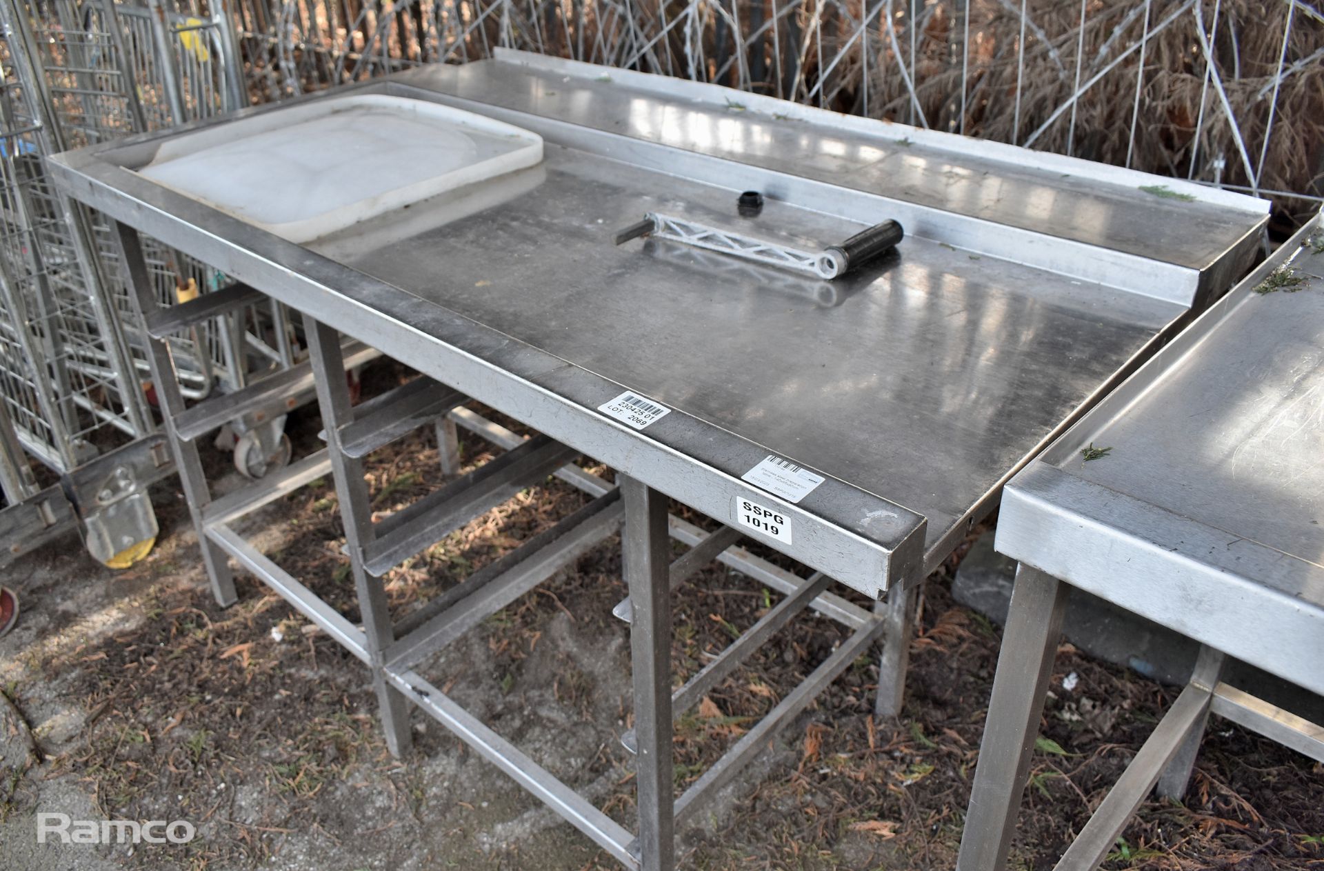 Stainless steel table section with tray inserts - 140 x 85 x 90cm - Image 4 of 4