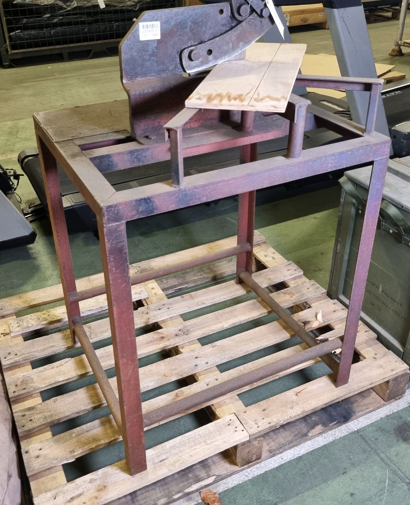 Manual metal cutter on steel work frame - Bild 2 aus 4
