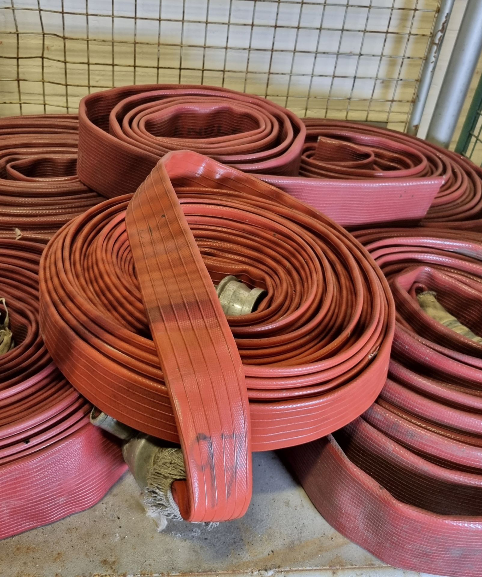 6x red layflat fire hose, mixed sizes, some missing couplings - Bild 3 aus 4