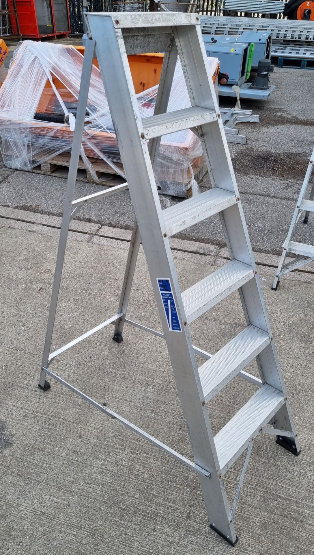 6 tread aluminium step ladder - open dimensions: 100 x 45 x 145cm - Image 3 of 3