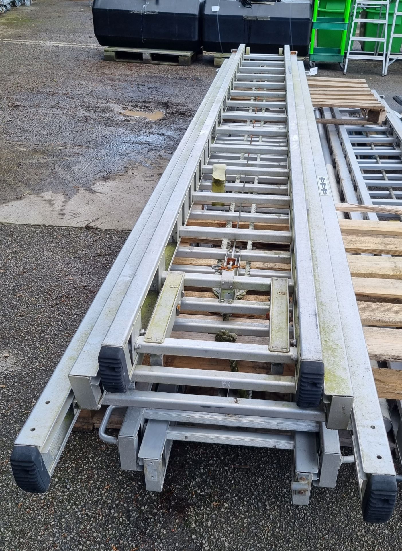 AS Fire & Rescue equipment ladder - 3 section - 14 rungs per section - approx 4M in length - Image 3 of 3