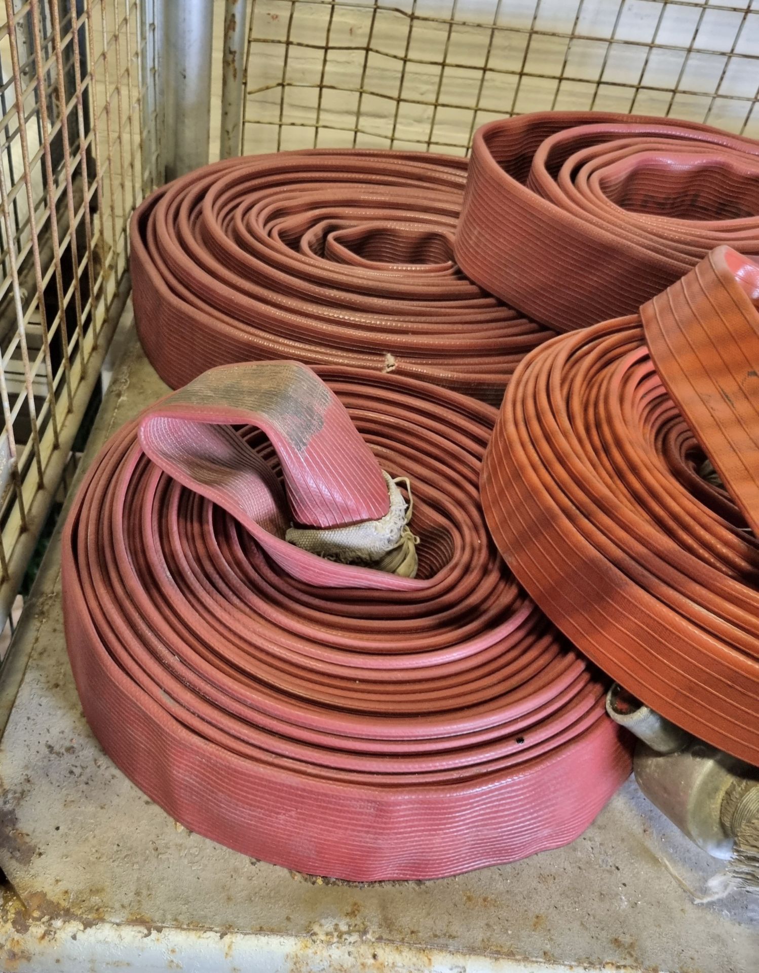 6x red layflat fire hose, mixed sizes, some missing couplings - Bild 4 aus 4