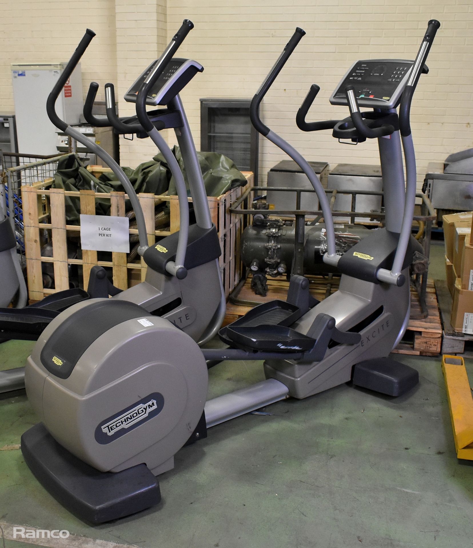 Technogym Excite DA594L cross trainer - L 204 x W 77 x H 170cm