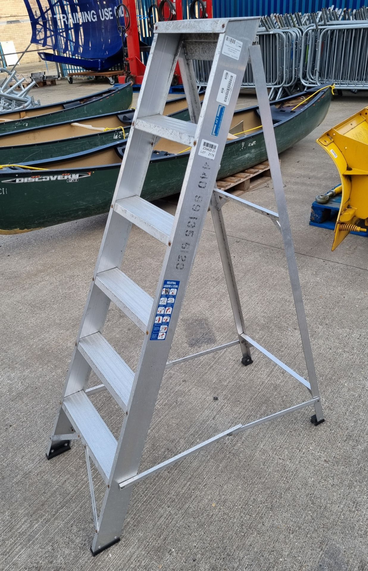 6 tread aluminium step ladder - open dimensions: 100 x 45 x 145cm