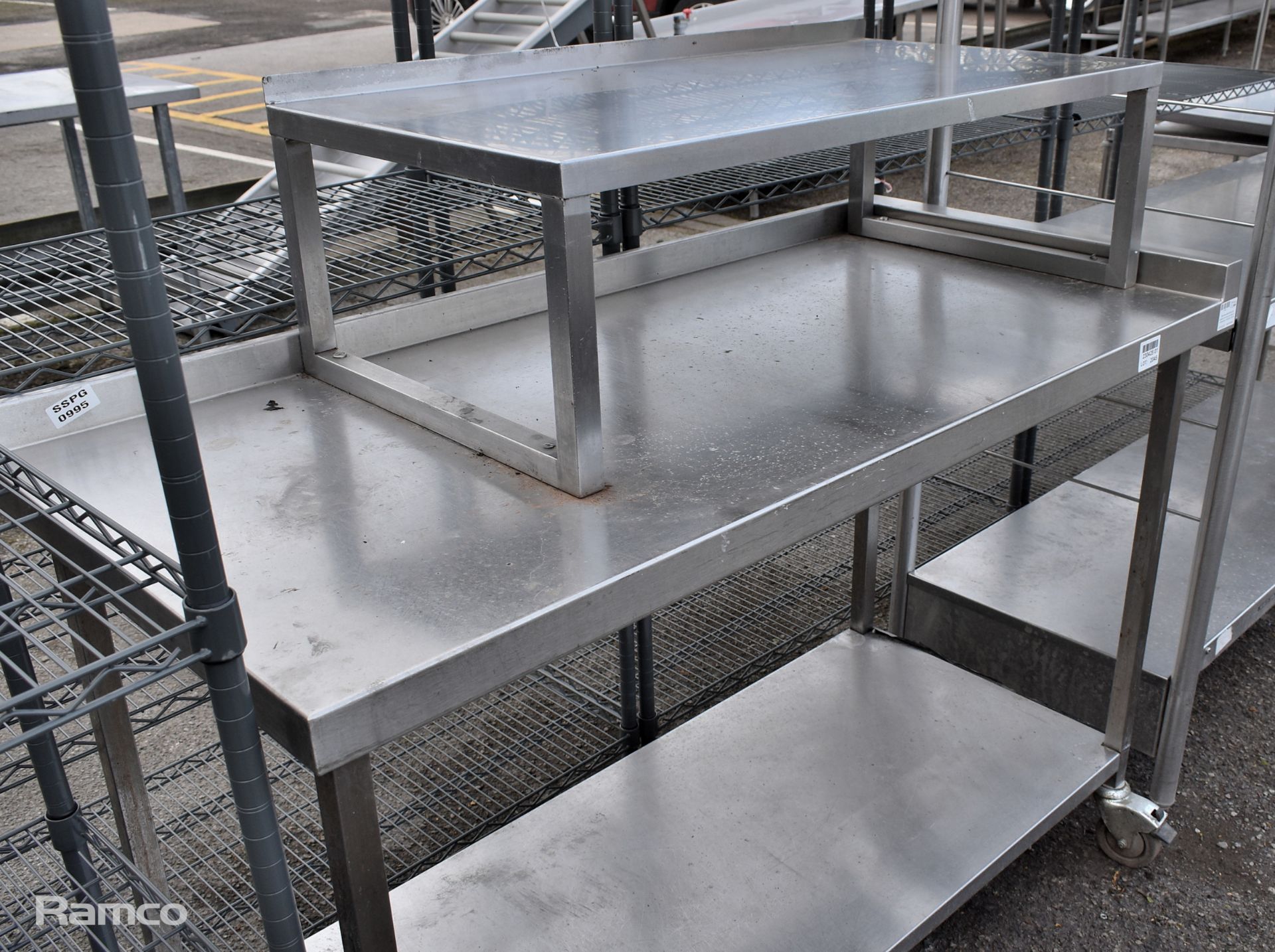 Stainless steel table with upstand and top and bottom - dimensions: 140 x 65 x 125cm - Image 3 of 4