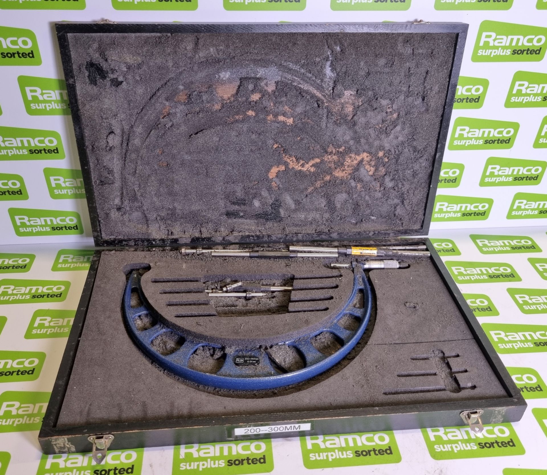 Moore and Wright 645M - 200-300mm micrometer - with case