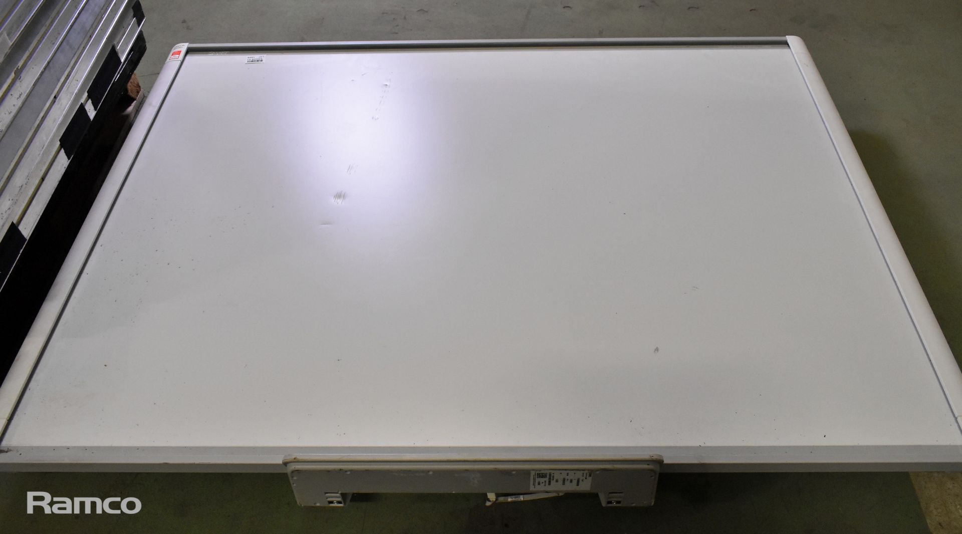 SMART board M600 - 77 inch interactive whiteboard - (Board only, no pens or power cables) - Image 2 of 6