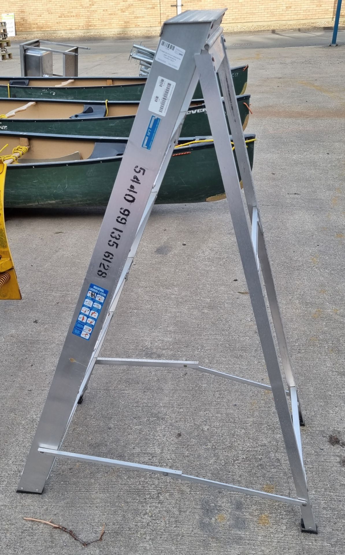 6 tread aluminium step ladder - open dimensions: 100 x 45 x 145cm - Image 2 of 3