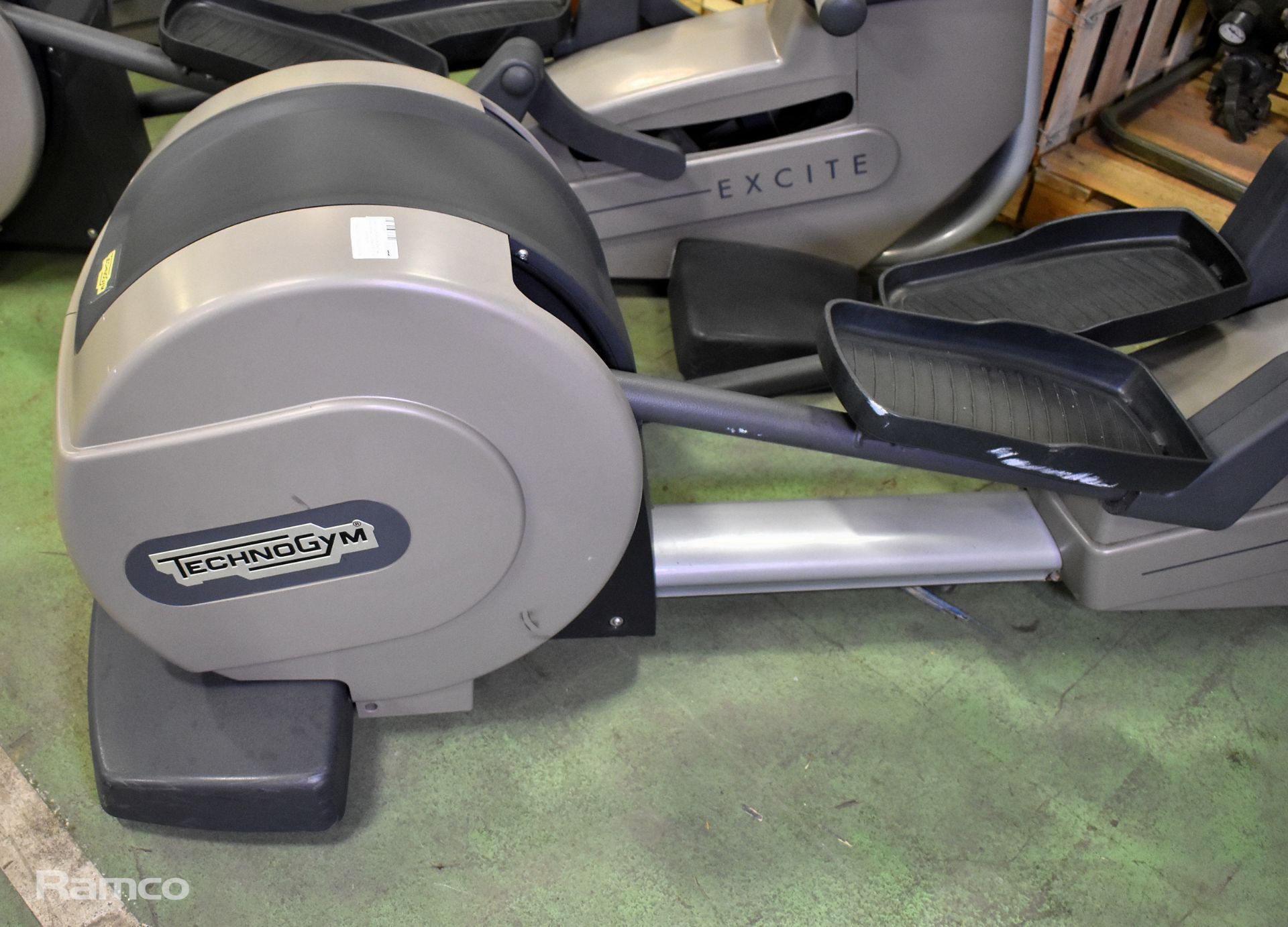 Technogym Excite DA594L cross trainer - L 204 x W 77 x H 170cm - Image 2 of 8