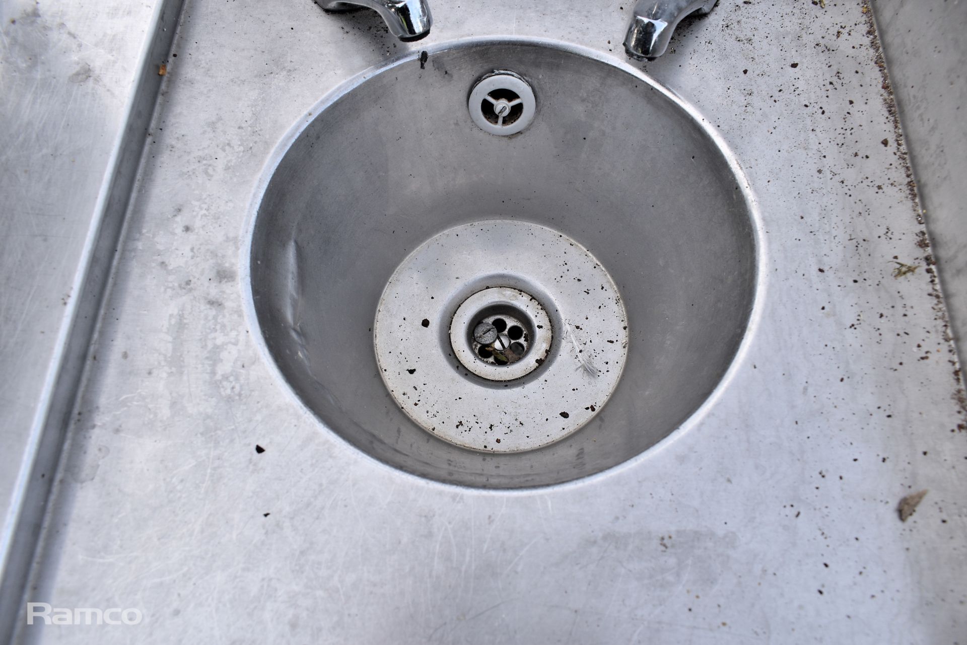 Stainless steel table with small sink bowl and upstand - dimensions: 225 x 70 x 95cm - Image 4 of 6