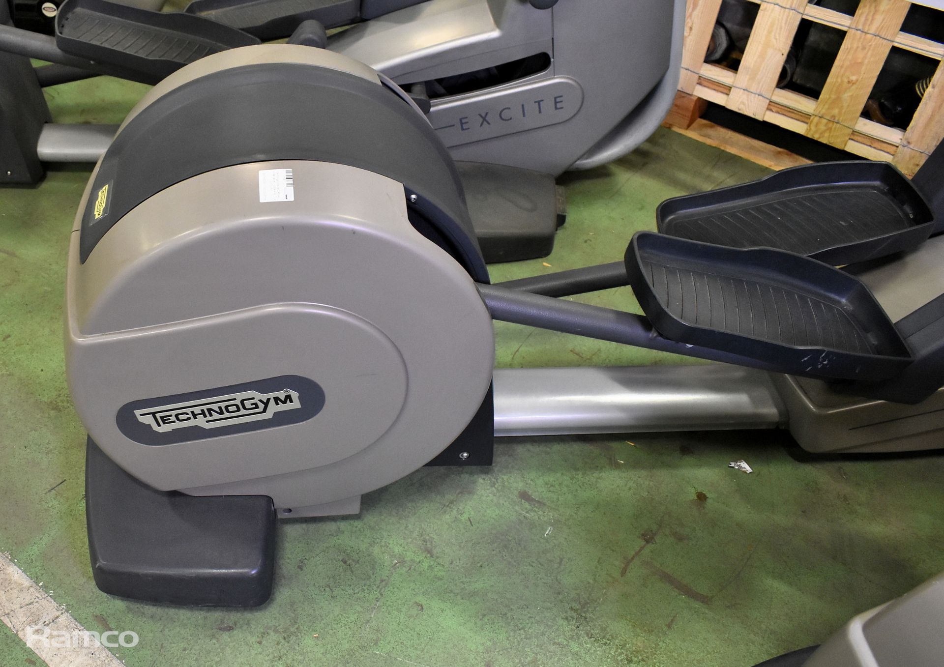 Technogym Excite DA594L cross trainer - L 204 x W 77 x H 170cm - Image 2 of 8