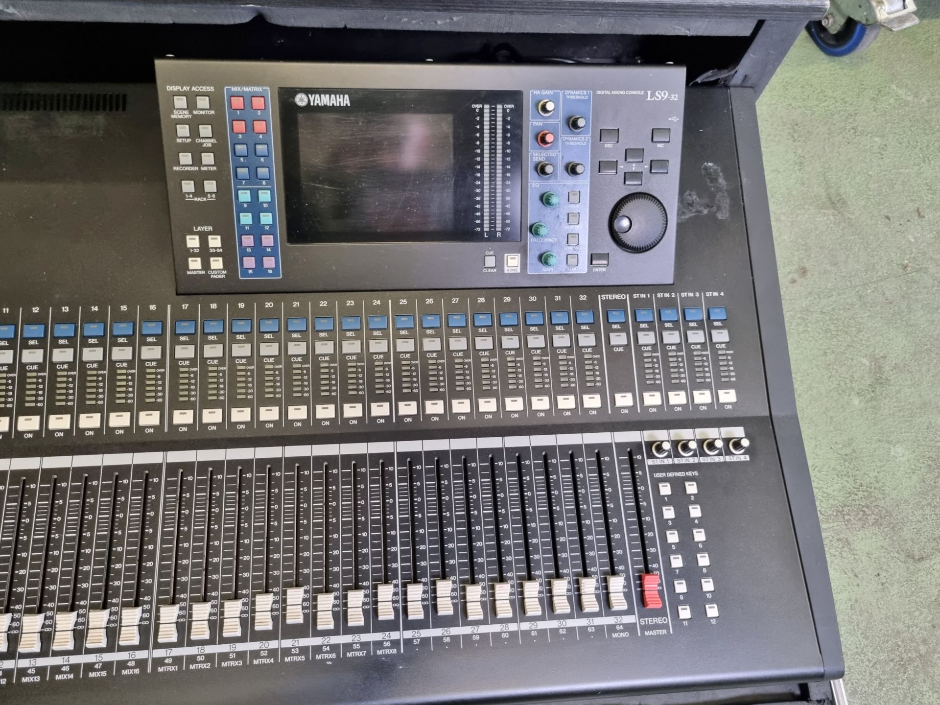 Yamaha LS9 32 channel mixing desk with wheeled flight case - 95 x 85 x 40cm - Image 2 of 4