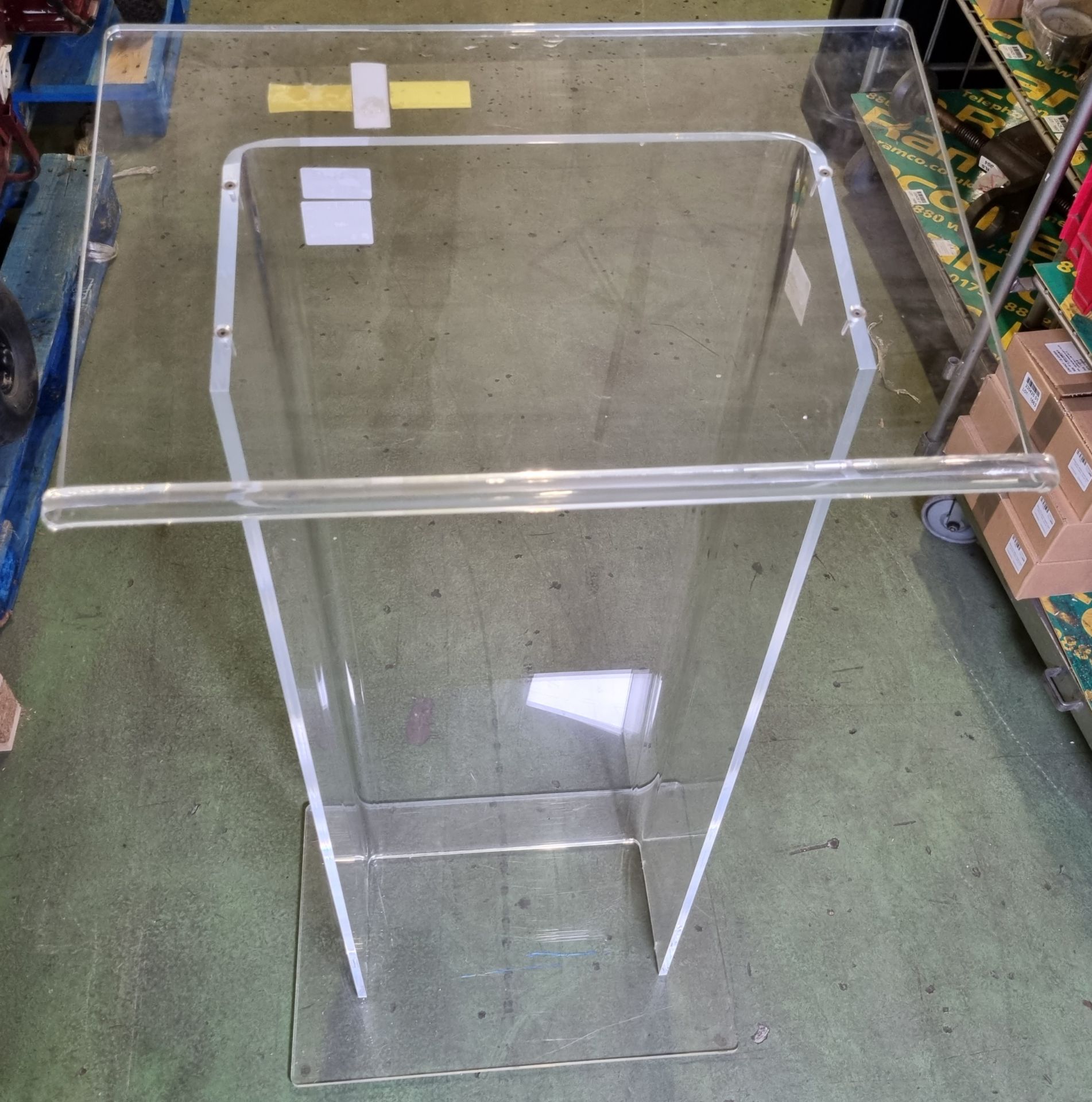 Clear acrylic lectern - W 600 x D 400 x H 1220mm - Image 2 of 2