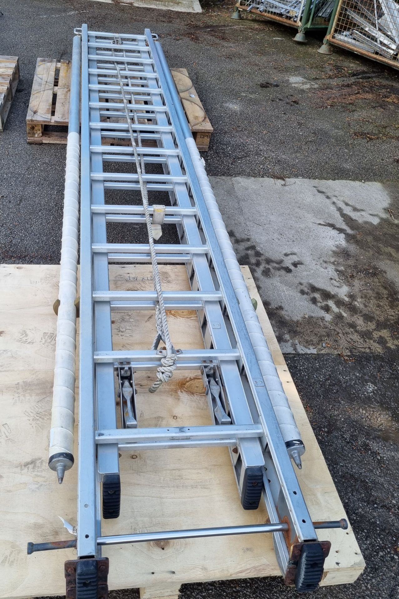 AS Fire & Rescue equipment ladder - 2 section - 14 rungs per section with side supports - approx 4M - Image 2 of 3