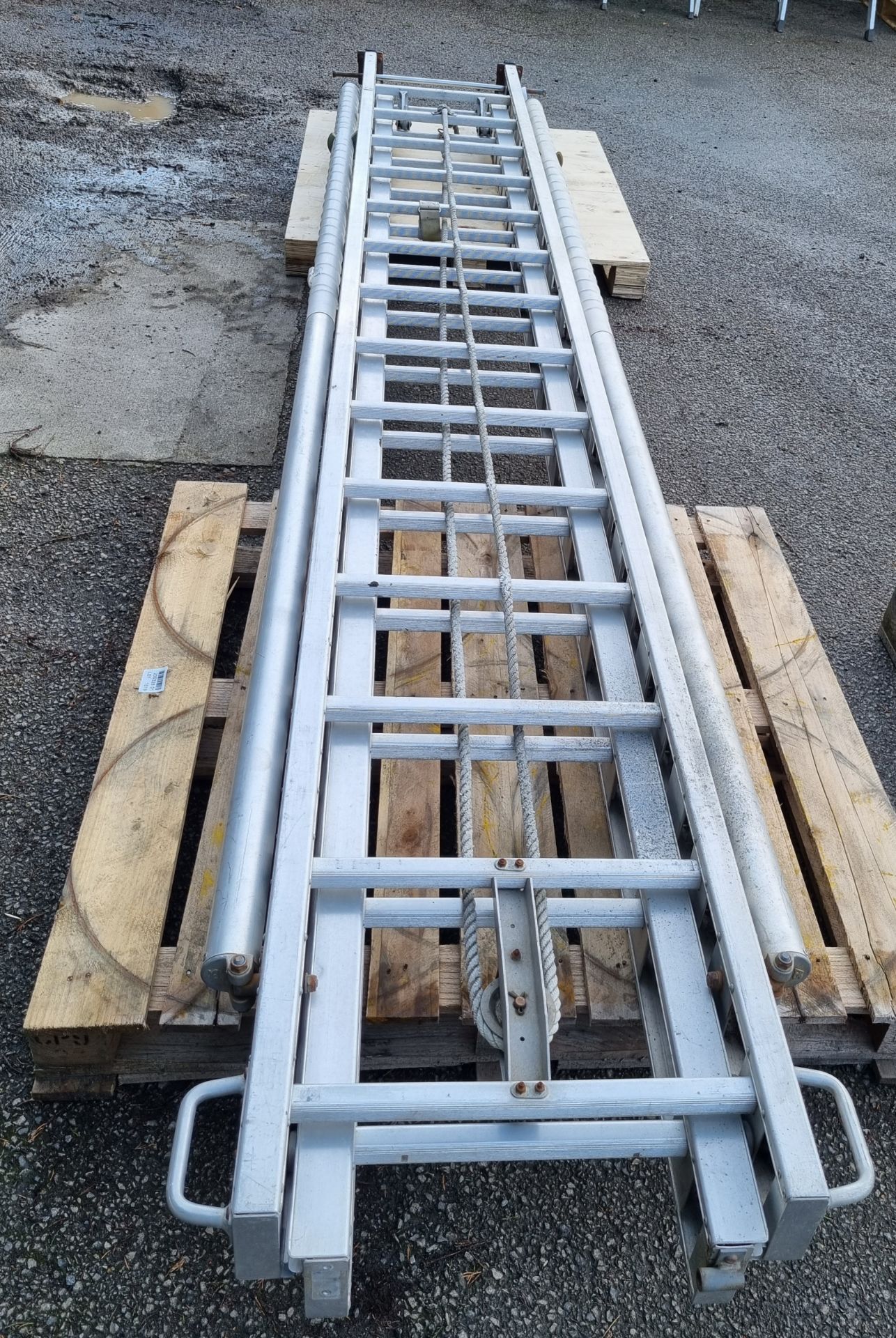 AS Fire & Rescue equipment ladder - 2 section - 14 rungs per section with side supports - approx 4M - Image 3 of 3