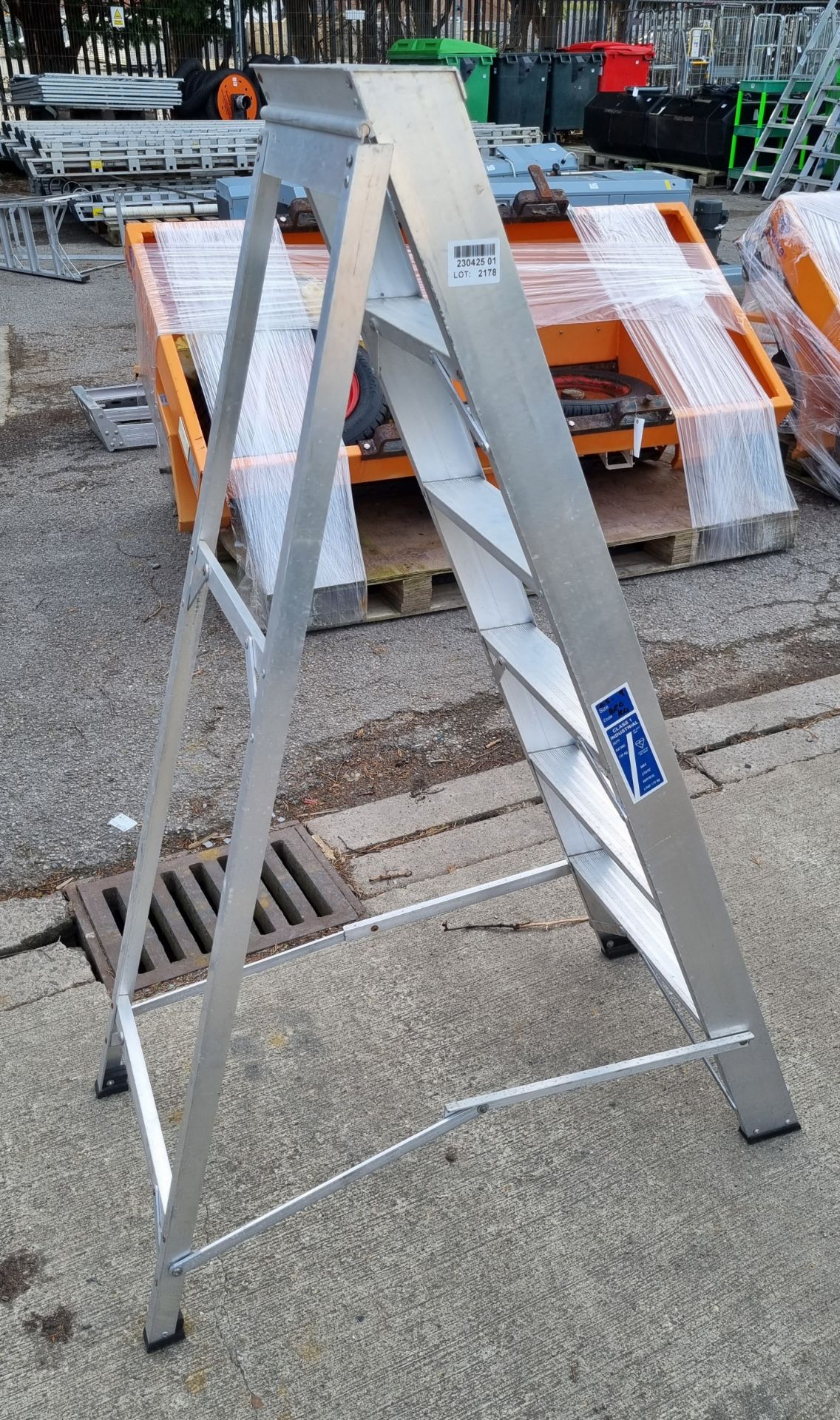 6 tread aluminium step ladder - open dimensions: 100 x 45 x 145cm - Image 3 of 3