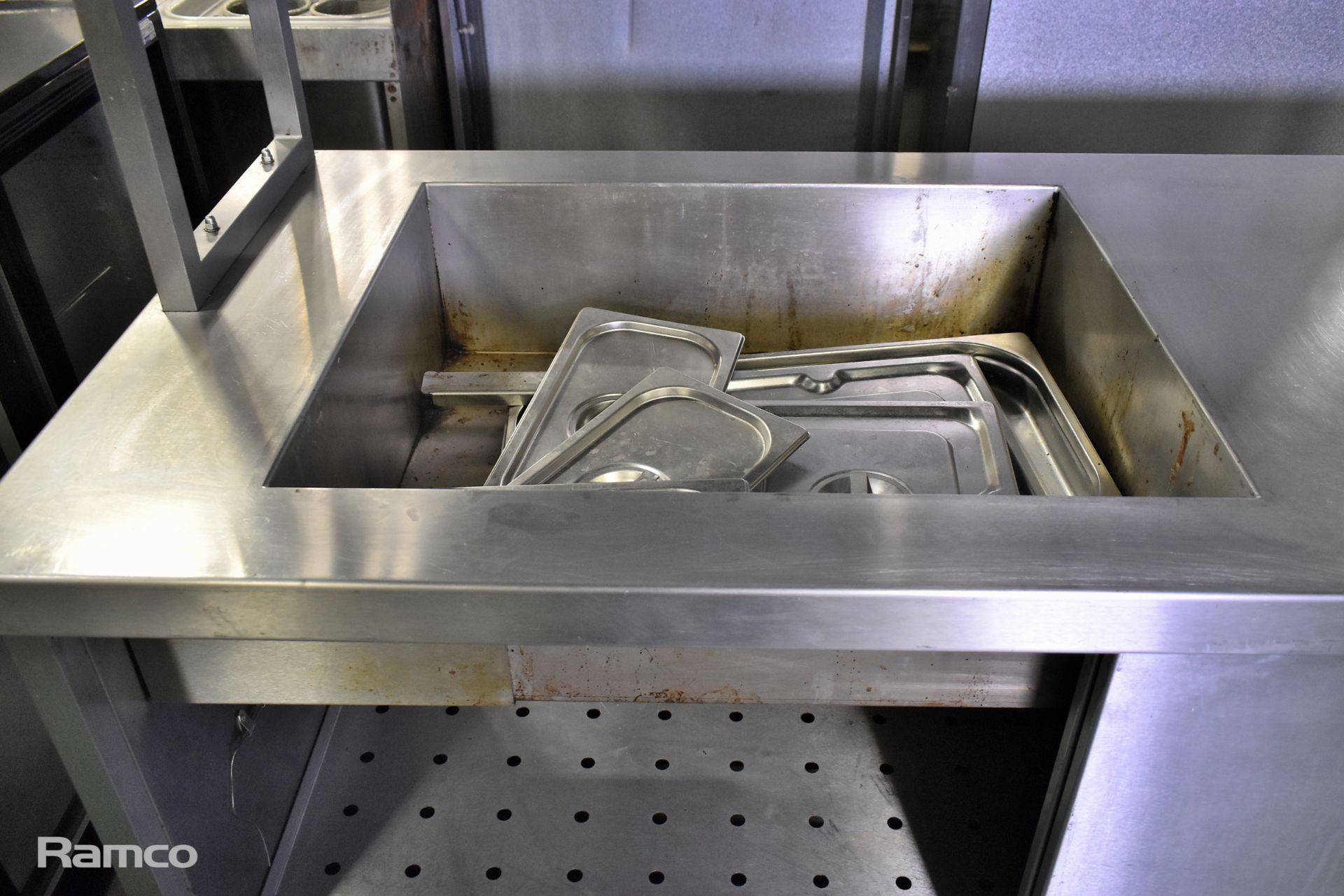 Stainless steel hot cupboard with bain marie and 3 tier heated gantry - Image 5 of 9