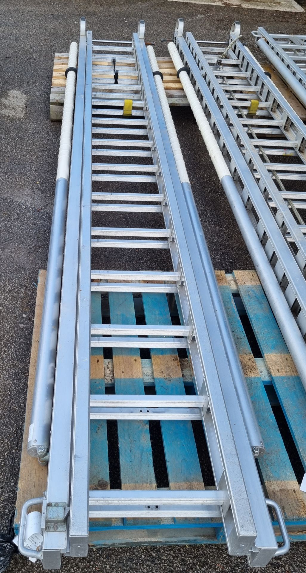 AS Fire & Rescue equipment ladder - 2 section - 14 rungs per section with side supports - approx 4M - Image 2 of 3