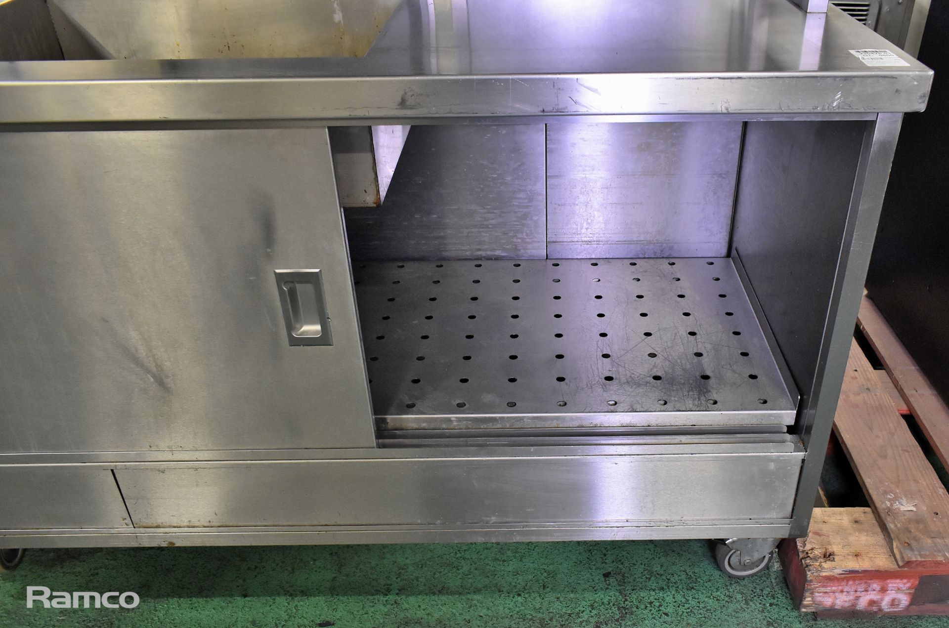 Stainless steel hot cupboard with bain marie and 3 tier heated gantry - Image 2 of 9