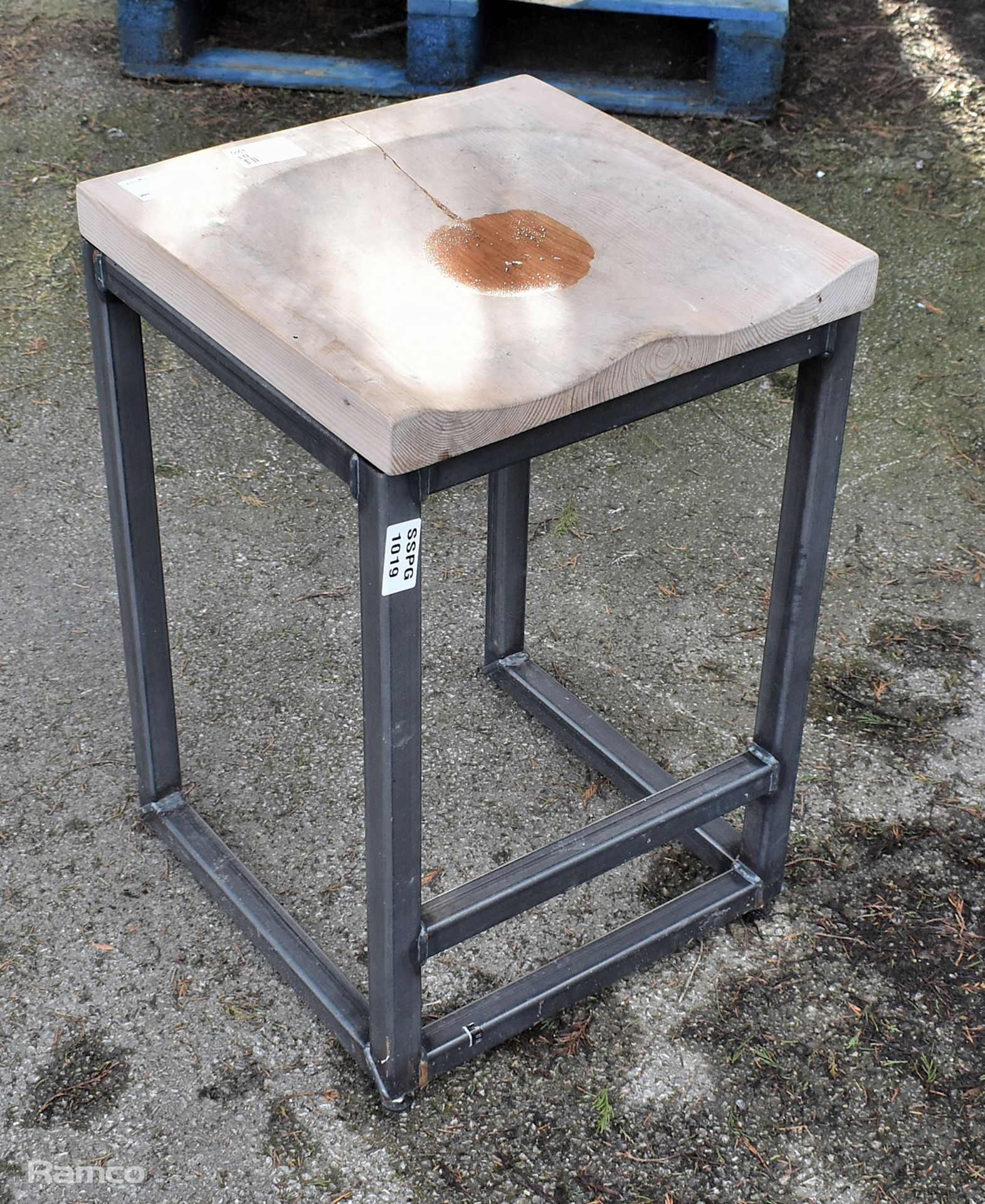 Metal frame stool with wooden seat base - 40 x 40 x 62cm - Image 3 of 3